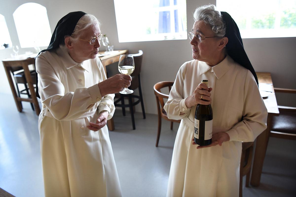 Hollannin Oosterhoutissa sijaitsevan Pyhän Katariinan luostarin sisaret korkkasivat tyytyväisinä ihka ensimmäisen pullon luostarissaan valmistettua viiniä juhannuksen alla 2018. Viininviljely ja -valmistus kuuluvat ikivanhoihin luostariperinteisiin.